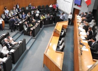 ¡Gana El Bronco! Entrega en Congreso su Informe, pero no escucha a merolicos (Diputados)