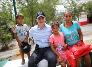 Adrián de la Garza ampliará entrega de paquetes escolares a 100 mil por año