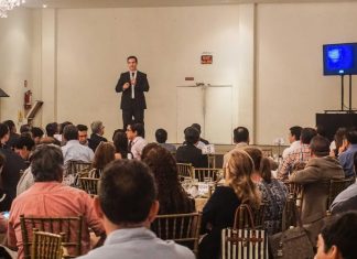 Presenta Adrián de la Garza su proyecto de trabajo a médicos